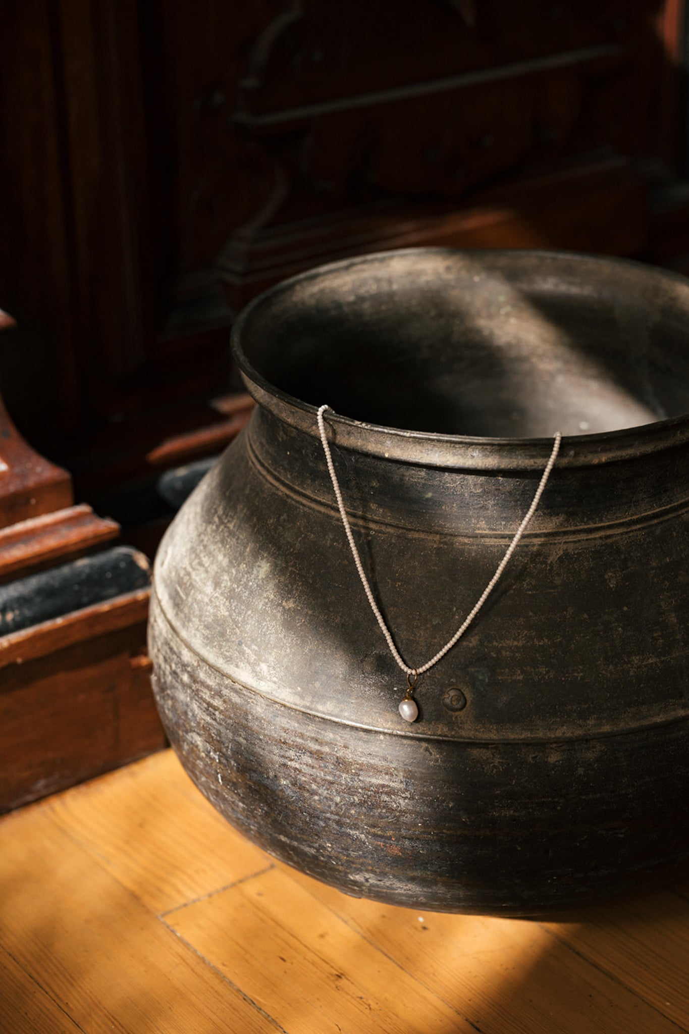 Seed pearl necklace with pendant, handmade in India. | Pearl