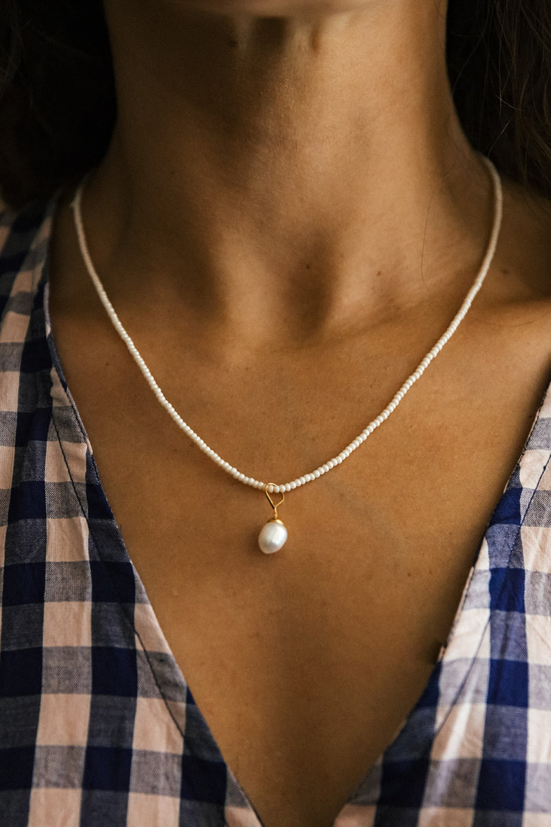Seed pearl necklace with pendant, handmade in India. | Pearl